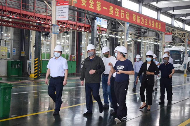 南寧市委常委、常務(wù)副市長、市委秘書長劉勝友一行到廣西申龍汽車制造有限公司考察調(diào)研指導(dǎo)工作